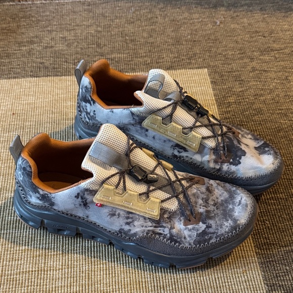 Men's Athletic Shoes in Gray and Brown